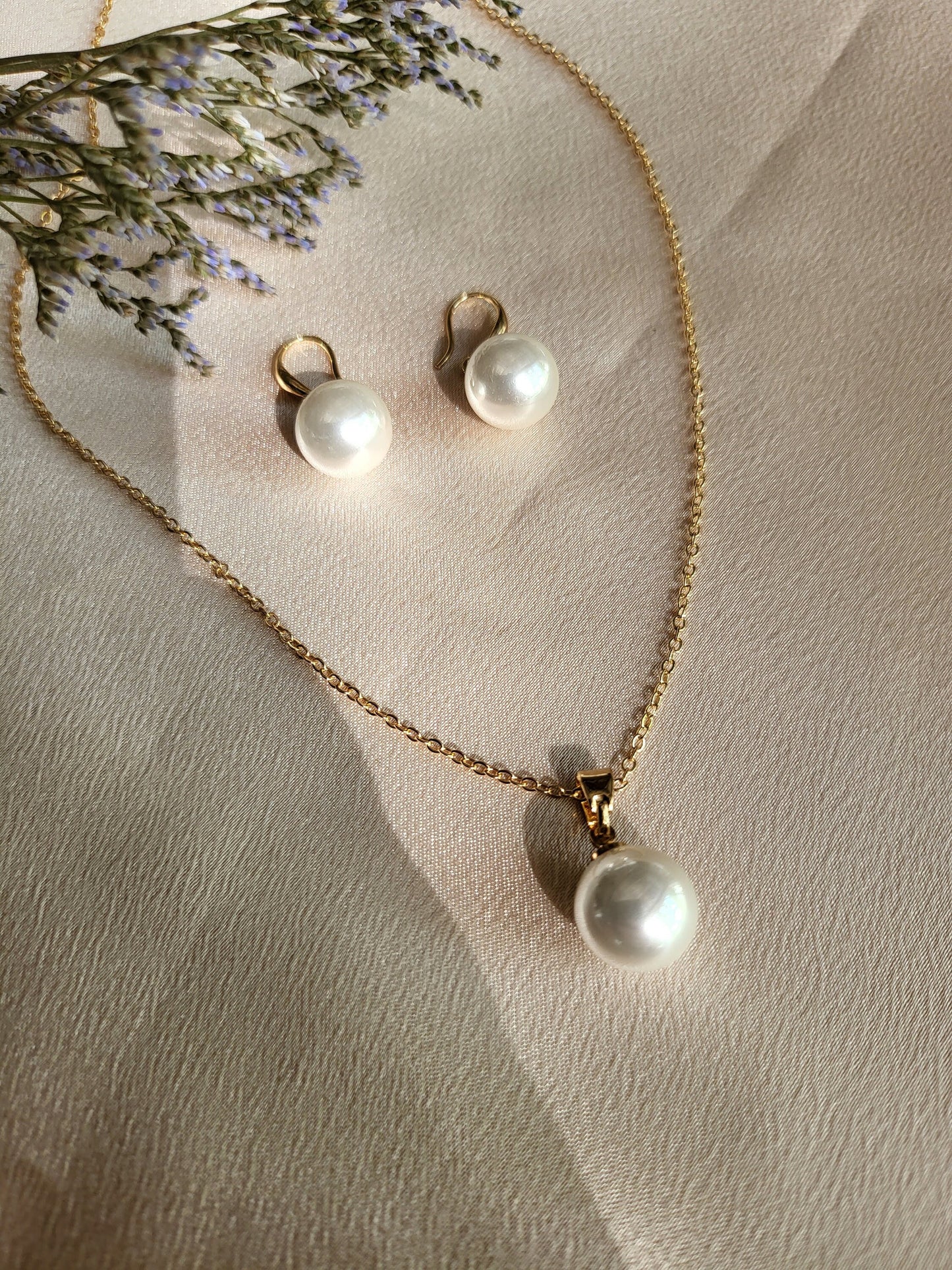 White Round Pearl Necklace, Waterproof.