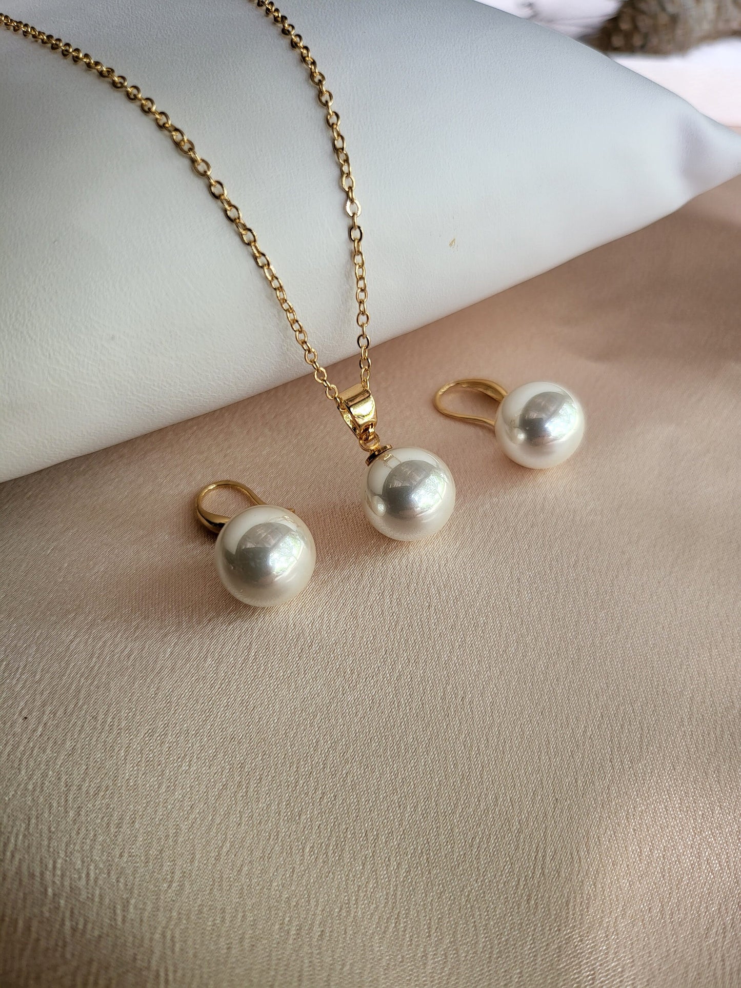 White Round Pearl Necklace, Waterproof.