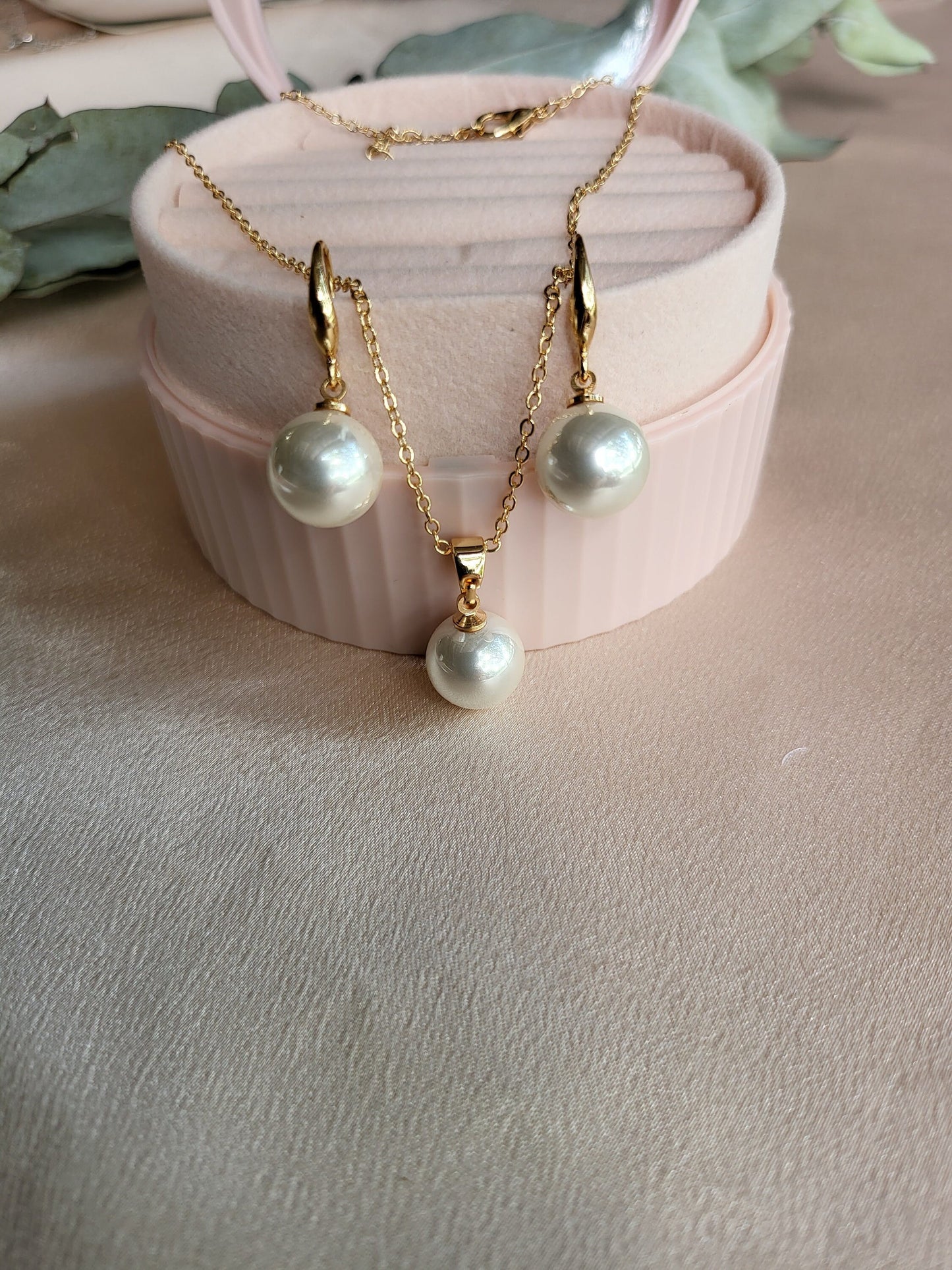 White Round Pearl Necklace, Waterproof.