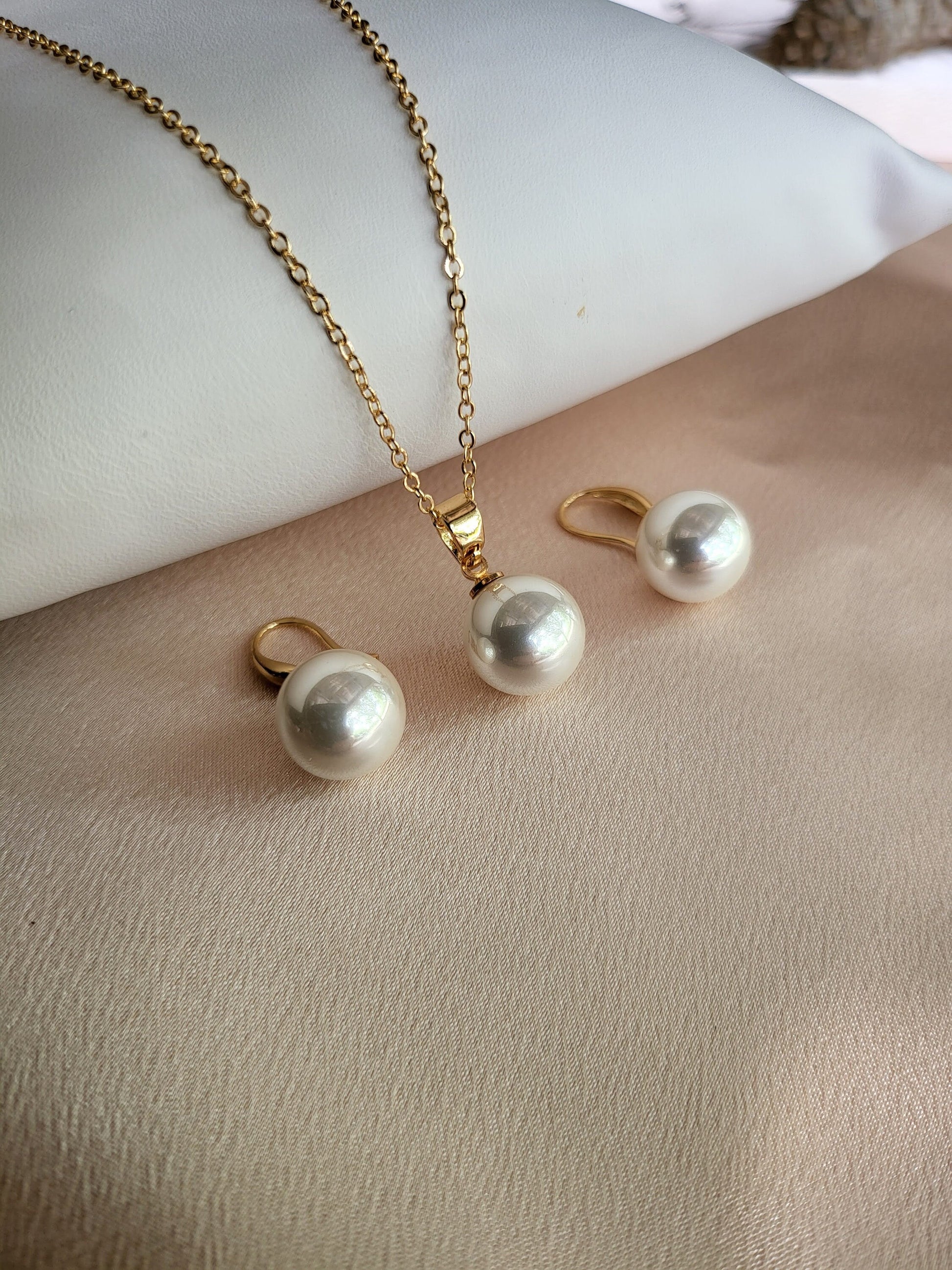 White Round Pearl Necklace, Waterproof.